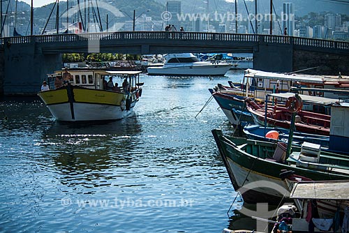  Barcos no píer do Quadrado da Urca com a ponte da Avenida Portugal ao fundo  - Rio de Janeiro - Rio de Janeiro (RJ) - Brasil