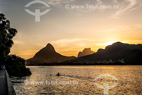  Vista do pôr do sol na Lagoa Rodrigo de Freitas com o Morro Dois Irmãos e a Pedra da Gávea ao fundo  - Rio de Janeiro - Rio de Janeiro (RJ) - Brasil