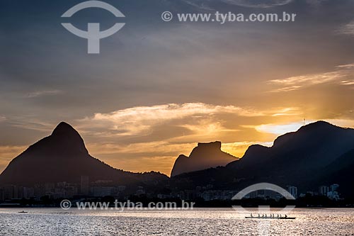  Vista do pôr do sol na Lagoa Rodrigo de Freitas com o Morro Dois Irmãos e a Pedra da Gávea ao fundo  - Rio de Janeiro - Rio de Janeiro (RJ) - Brasil