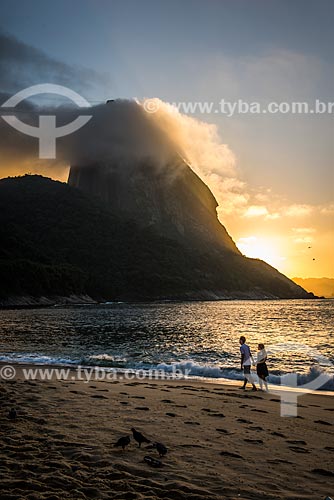  Casal na Praia Vermelha durante o nascer do sol  - Rio de Janeiro - Rio de Janeiro (RJ) - Brasil