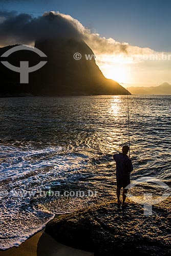  Pescador às margens da Praia Vermelha com o Pão de Açúcar ao fundo durante o nascer do sol  - Rio de Janeiro - Rio de Janeiro (RJ) - Brasil