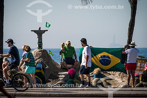  Turistas fotografando réplica em areia do Cristo Redentor com a bandeira do Brasil durante a Copa do Mundo  - Rio de Janeiro - Rio de Janeiro (RJ) - Brasil