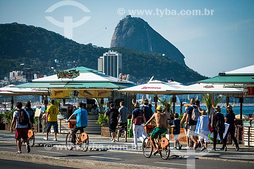  Vista do calçadão de Praia de Copacabana com o Pão de Açúcar ao fundo  - Rio de Janeiro - Rio de Janeiro (RJ) - Brasil