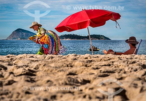  Vendedor ambulante na Praia de Ipanema com o Monumento Natural das Ilhas Cagarras ao fundo  - Rio de Janeiro - Rio de Janeiro (RJ) - Brasil