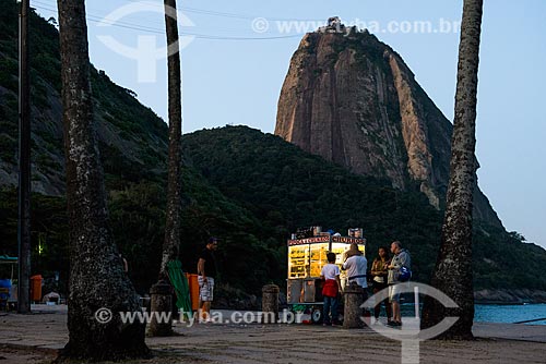  Comércio ambulante na Praia Vermelha com o Pão de Açúcar ao fundo  - Rio de Janeiro - Rio de Janeiro (RJ) - Brasil