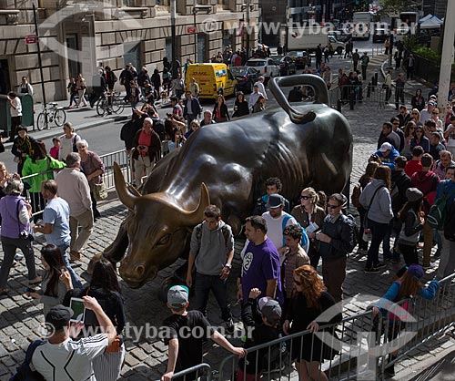  Turistas próximos ao Charging Bull (1989) - também conhecido como Touro de Wall Street  - Cidade de Nova Iorque - Nova Iorque - Estados Unidos