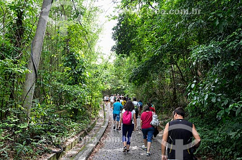  Turistas na trilha da Área de Proteção Ambiental do Morro do Leme  - Rio de Janeiro - Rio de Janeiro (RJ) - Brasil