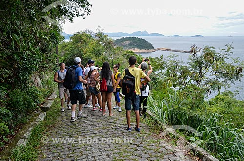  Turistas na trilha da Área de Proteção Ambiental do Morro do Leme  - Rio de Janeiro - Rio de Janeiro (RJ) - Brasil