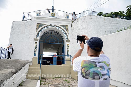  Turista fotografando a entrada do Forte Duque de Caxias - também conhecido como Forte do Leme - na Área de Proteção Ambiental do Morro do Leme  - Rio de Janeiro - Rio de Janeiro (RJ) - Brasil