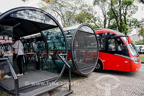  Estação tubular de ônibus articulados - também conhecido como Estação Tubo - na Praça Rui Barbosa  - Curitiba - Paraná (PR) - Brasil