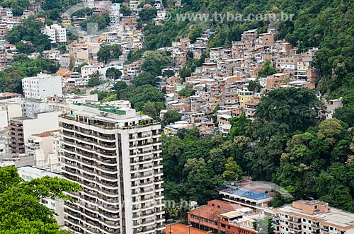  Prédio no bairro do leme com casas no Morro Chapéu Mangueira ao fundo  - Rio de Janeiro - Rio de Janeiro (RJ) - Brasil