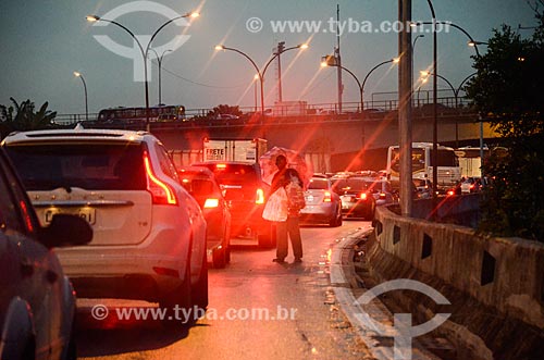  Comércio ambulante durante engarrafamento na Linha Amarela  - Rio de Janeiro - Rio de Janeiro (RJ) - Brasil