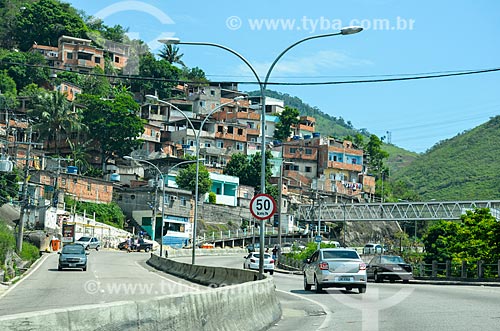  Avenida Menezes Cortes - também conhecida como Estrada Grajaú-Jacarepaguá - com casas do Morro do Encontro ao fundo  - Rio de Janeiro - Rio de Janeiro (RJ) - Brasil