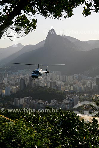  Helicóptero no heliponto do Morro da Urca com Morro do Corcovado ao fundo  - Rio de Janeiro - Rio de Janeiro (RJ) - Brasil
