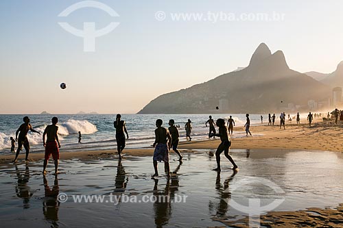  Pessoas jogando futebol na orla da Praia de Ipanema com Morro Dois Irmãos ao fundo  - Rio de Janeiro - Rio de Janeiro (RJ) - Brasil