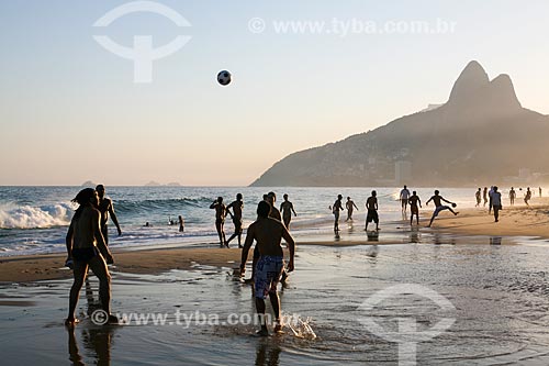  Pessoas jogando futebol na orla da Praia de Ipanema com Morro Dois Irmãos ao fundo  - Rio de Janeiro - Rio de Janeiro (RJ) - Brasil