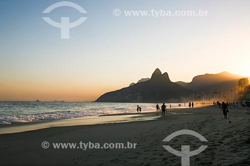  Banhistas na Praia de Ipanema durante o pôr do sol com o Morro Dois Irmãos ao fundo  - Rio de Janeiro - Rio de Janeiro (RJ) - Brasil