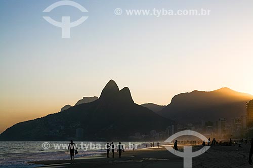  Banhistas na Praia de Ipanema durante o pôr do sol com o Morro Dois Irmãos ao fundo  - Rio de Janeiro - Rio de Janeiro (RJ) - Brasil