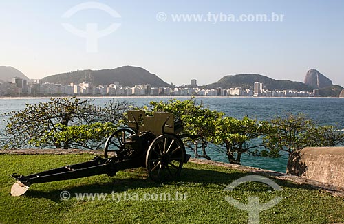  Canhão no antigo Forte de Copacabana (1914-1987), atual Museu Histórico do Exército - Praia de Copacabana ao fundo  - Rio de Janeiro - Rio de Janeiro (RJ) - Brasil