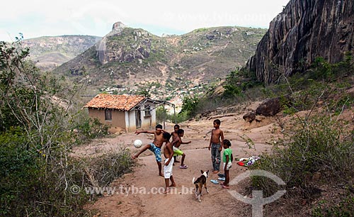  Crianças jogando futebol na zona rural da cidade de Milagres  - Milagres - Bahia (BA) - Brasil