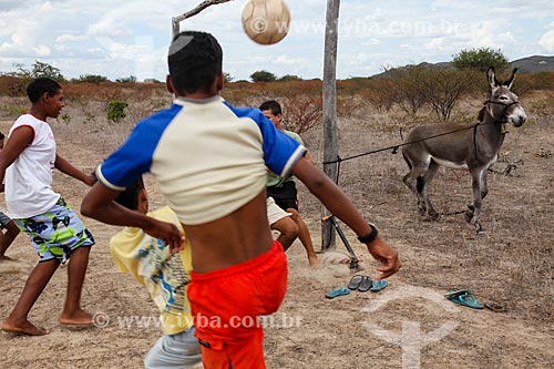  Jovens jogando futebol na cidade de Juazeiro com burro amarrado à trave  - Juazeiro - Bahia (BA) - Brasil