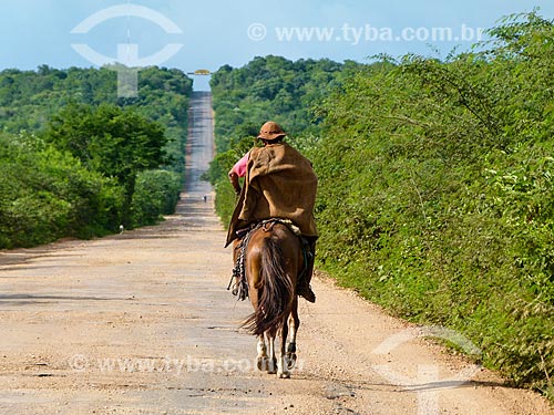  Vaqueiro durante viagem para a Festa do Vaqueiro  - São Francisco do Piauí - Piauí (PI) - Brasil