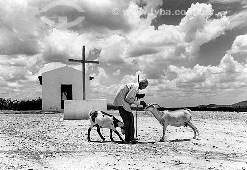  João Botão - sobrevivente da Guerra de Canudos - alimentando cabras no Parque Estadual de Canudos - região onde ocorreu a Guerra de Canudos  - Canudos - Bahia (BA) - Brasil
