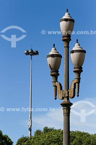  Detalhe de poste antigo e o desenhado por Richard Kelly ao fundo no Aterro do Flamengo  - Rio de Janeiro - Rio de Janeiro (RJ) - Brasil