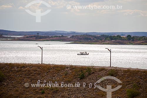  Barco no Rio Jaguaribe próximo ao Açude Presidente Juscelino Kubitschek de Oliveira - também conhecido como Açude de Óros  - Orós - Ceará (CE) - Brasil
