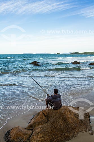  Pescador na orla da Praia de Palmas  - Governador Celso Ramos - Santa Catarina (SC) - Brasil