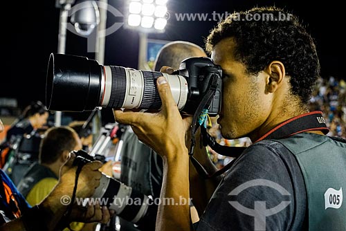  Fotógrafo Gabriel Santos fotografando o desfile no Sambódromo da Marquês de Sapucaí a partir da torre de imprensa  - Rio de Janeiro - Rio de Janeiro (RJ) - Brasil