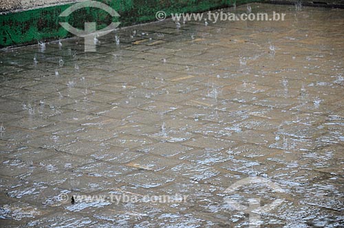  Detalhe de chão molhado pela chuva  - Paraíba do Sul - Rio de Janeiro (RJ) - Brasil