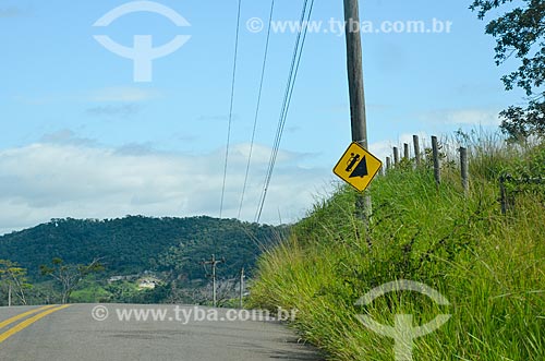  Placa indicando declive em estrada na zona rural da cidade de Paraíba do Sul  - Paraíba do Sul - Rio de Janeiro (RJ) - Brasil
