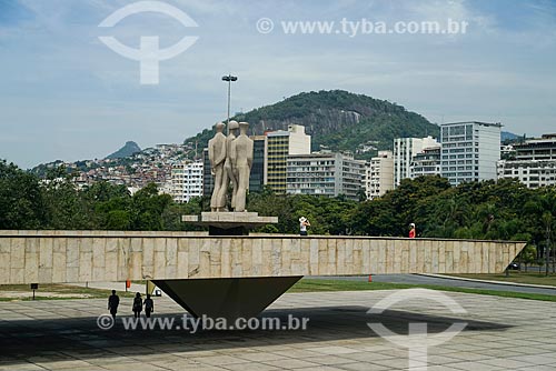  Monumento aos Mortos da Segunda Guerra Mundial - Monumento aos Pracinhas - com o Morro da Nova Cintra ao fundo  - Rio de Janeiro - Rio de Janeiro (RJ) - Brasil