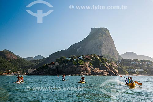  Praticantes de Stand up paddle e canoagem próximo às Ilhas Tijucas com a Pedra da Gávea ao fundo  - Rio de Janeiro - Rio de Janeiro (RJ) - Brasil