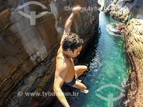  Jovem pulando no mar a partir do costão das Ilhas Tijucas  - Rio de Janeiro - Rio de Janeiro (RJ) - Brasil