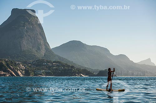  Praticante de Stand up paddle próximo às Ilhas Tijucas com a Pedra da Gávea e ao Cristo Redentor ao fundo  - Rio de Janeiro - Rio de Janeiro (RJ) - Brasil