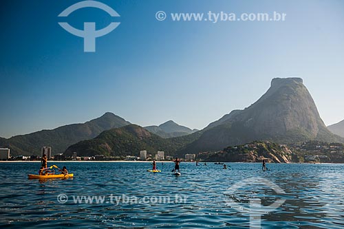  Praticantes de Stand up paddle e canoagem próximo às Ilhas Tijucas com a Pedra da Gávea ao fundo  - Rio de Janeiro - Rio de Janeiro (RJ) - Brasil