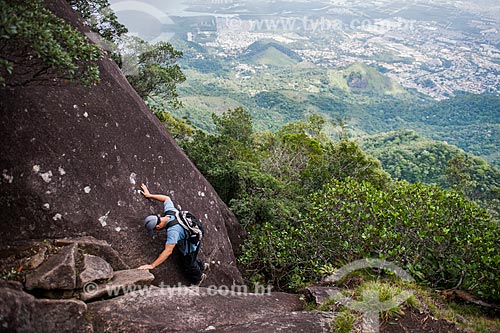  Homem escalando o Bico do Papagaio no Parque Nacional da Tijuca  - Rio de Janeiro - Rio de Janeiro (RJ) - Brasil