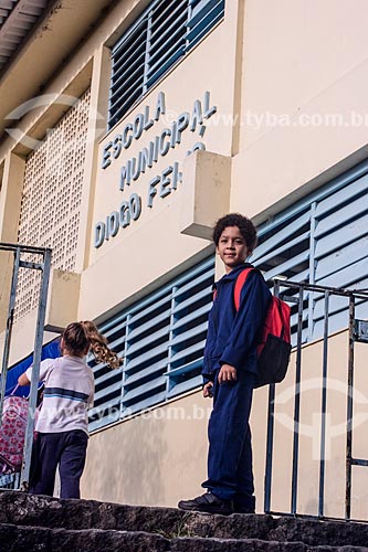  Criança indo para escola de ensino fundamental - Escola Municipal Diogo Feijó  - Rio de Janeiro - Rio de Janeiro (RJ) - Brasil