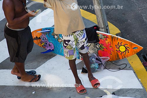  Jovens com prancha de surf na Rua Bulhões Carvalho  - Rio de Janeiro - Rio de Janeiro (RJ) - Brasil