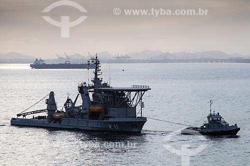  Navio de socorro submarino da Marinha do Brasil NSS Felinto Perry (K-11) sendo rebocado pelo Rb Arrojado (BNRJ 17)  - Niterói - Rio de Janeiro (RJ) - Brasil