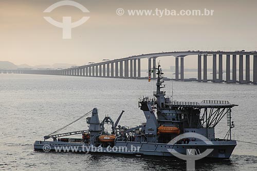  Navio de socorro submarino da Marinha do Brasil NSS Felinto Perry (K-11) com a Ponte Rio-Niterói ao fundo  - Niterói - Rio de Janeiro (RJ) - Brasil