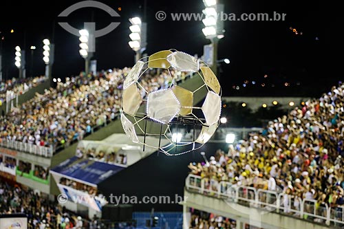  Drone em forma de bola de futebol durante o desfile do Grêmio Recreativo Escola de Samba Portela  - Rio de Janeiro - Rio de Janeiro (RJ) - Brasil