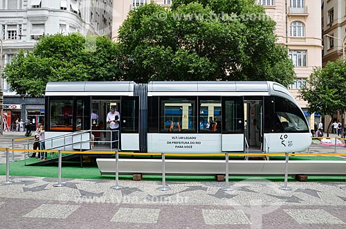  Vagão do veículo leve sobre trilhos em exposição na Cinelândia  - Rio de Janeiro - Rio de Janeiro (RJ) - Brasil