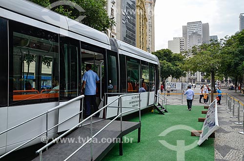  Vagão do veículo leve sobre trilhos em exposição na Cinelândia  - Rio de Janeiro - Rio de Janeiro (RJ) - Brasil