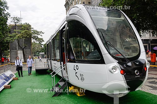  Vagão do veículo leve sobre trilhos em exposição na Cinelândia  - Rio de Janeiro - Rio de Janeiro (RJ) - Brasil