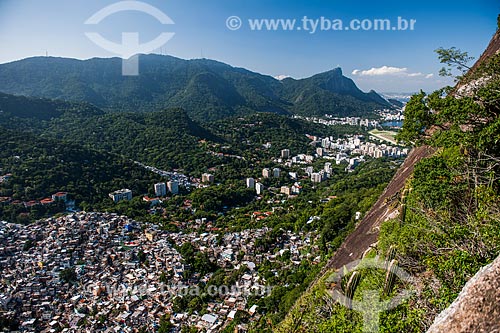  Vista da favela da Rocinha e Floresta da Tijuca a partir da trilha do Morro Dois Irmãos  - Rio de Janeiro - Rio de Janeiro (RJ) - Brasil