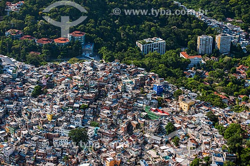  Casas da favela da Rocinha com a Escola Americana do Rio de Janeiro vistas a partir da trilha do Morro Dois Irmãos  - Rio de Janeiro - Rio de Janeiro (RJ) - Brasil