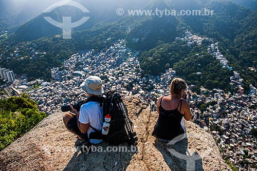  Casal observando a vista a partir do Morro Dois Irmãos  - Rio de Janeiro - Rio de Janeiro (RJ) - Brasil
